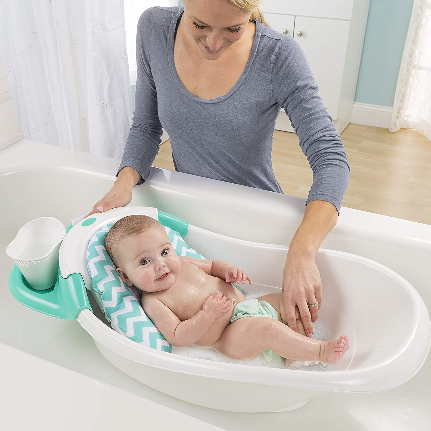 Новорожденный ребенок первое купание. Ванночка для новорожденных. Ванночка для купания детей. Ванна для купания ребенка. Гигиенические ванны для новорожденных.